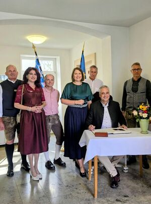 Beim Eintrag in das goldene Buch - Foto M. Jobst