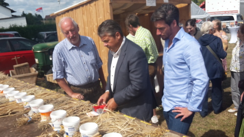 Sigmar Gabriel mit Matthias Jobst beim Stand von Hr. Hally